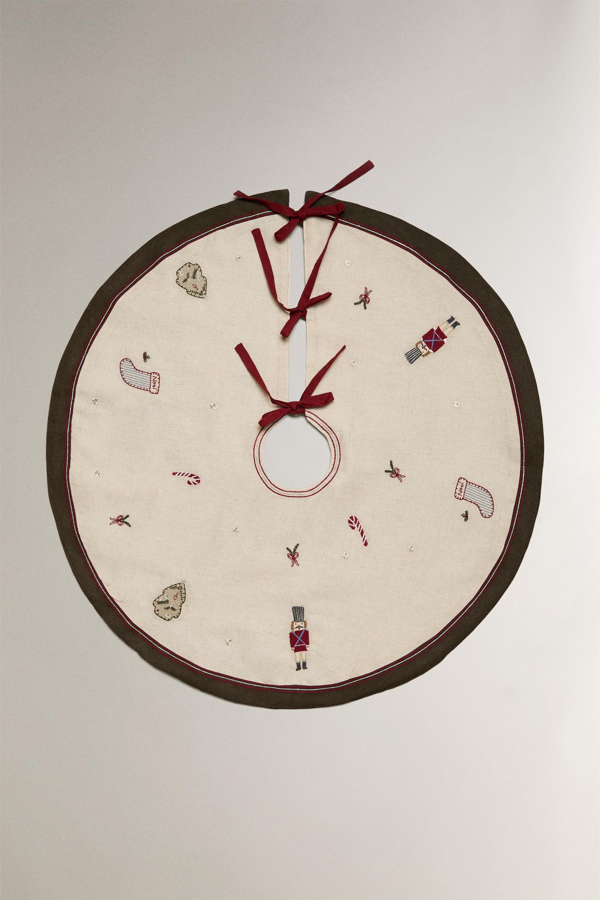 DECORATIVE EMBROIDERED CHRISTMAS TREE SKIRT